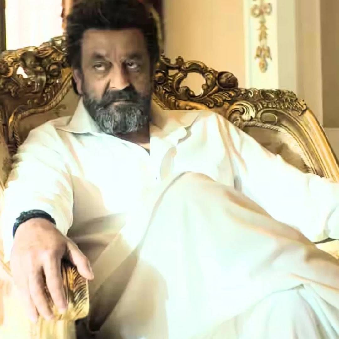 आर माधवनचा सुद्धा चित्रपटात महत्वाचा रोल आहे. त्याला या चित्रपटासाठी 3 कोटी रुपये ऑफर करण्यात आले आहेत. ट्रेलरमध्ये दमदार एन्ट्रीने सर्वांच लक्ष वेधून घेणाऱ्या संजय दत्तला या चित्रपटासाठी 10 कोटी रुपये फि दिल्याची चर्चा आहे. लीड अभिनेत्री सारा अर्जुनचा डेब्यु चित्रपट आहे. तिला 1 कोटी रुपये देण्यात आले आहेत. 