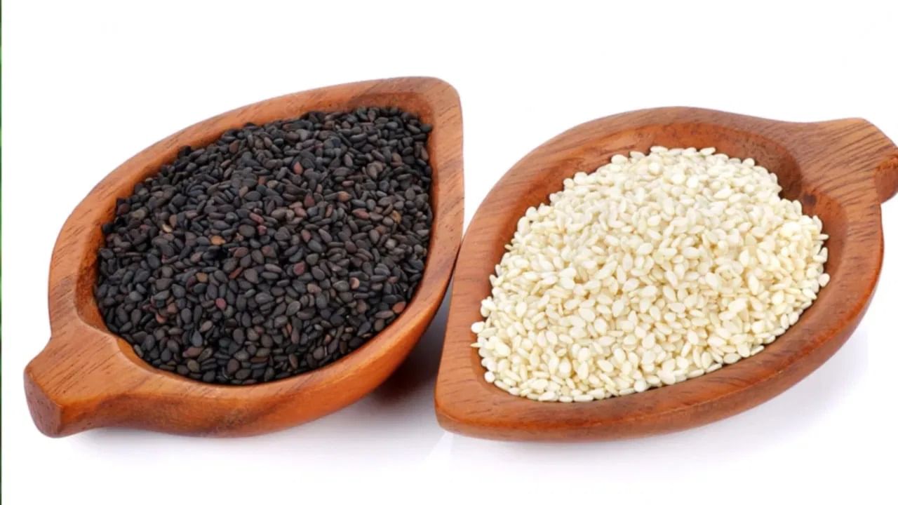 तीळामध्ये फायटोएस्ट्रोजेन्स (phytoestrogens) नावाचे नैसर्गिक घटक असतात. हे स्त्रियांच्या हार्मोन्सचे संतुलन राखण्यास मदत करतात. मासिक पाळीतील अनियमितता आणि रजोनिवृत्तीच्या त्रासांवर उपयोगी ठरतात.