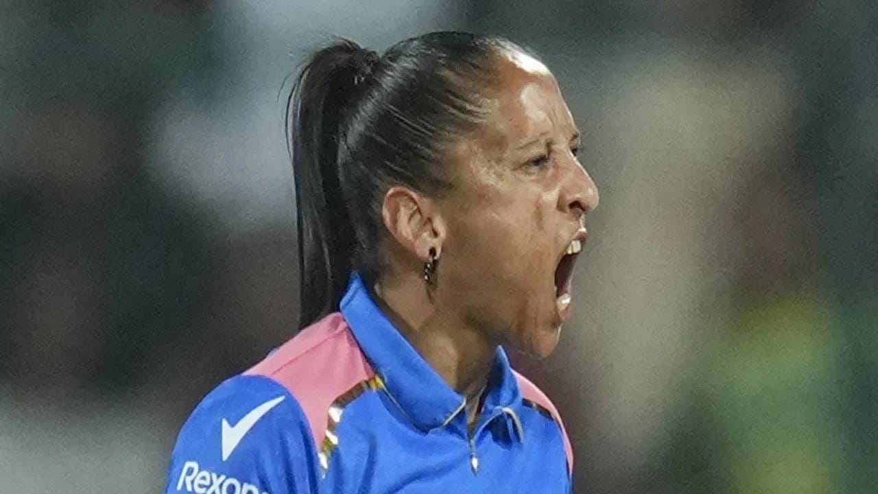 शबनिम इस्माईलसाठी खरं तर मोठी बोली लागायला हवी होती. पण मुंबई इंडियन्सने फक्त 60 लाखात तिला संघात घेतलं.  पॉवर प्ले आणि डेथ ओव्हरमध्ये ती सामना फिरवण्याची ताकद ठेवते. मात्र तिच्यासाठी इतर संघांनी काही रस दाखवला नाही. पण मुंबईने या संधीचं सोनं केलं असंच म्हणावं लागेल. (Photo- PTI)