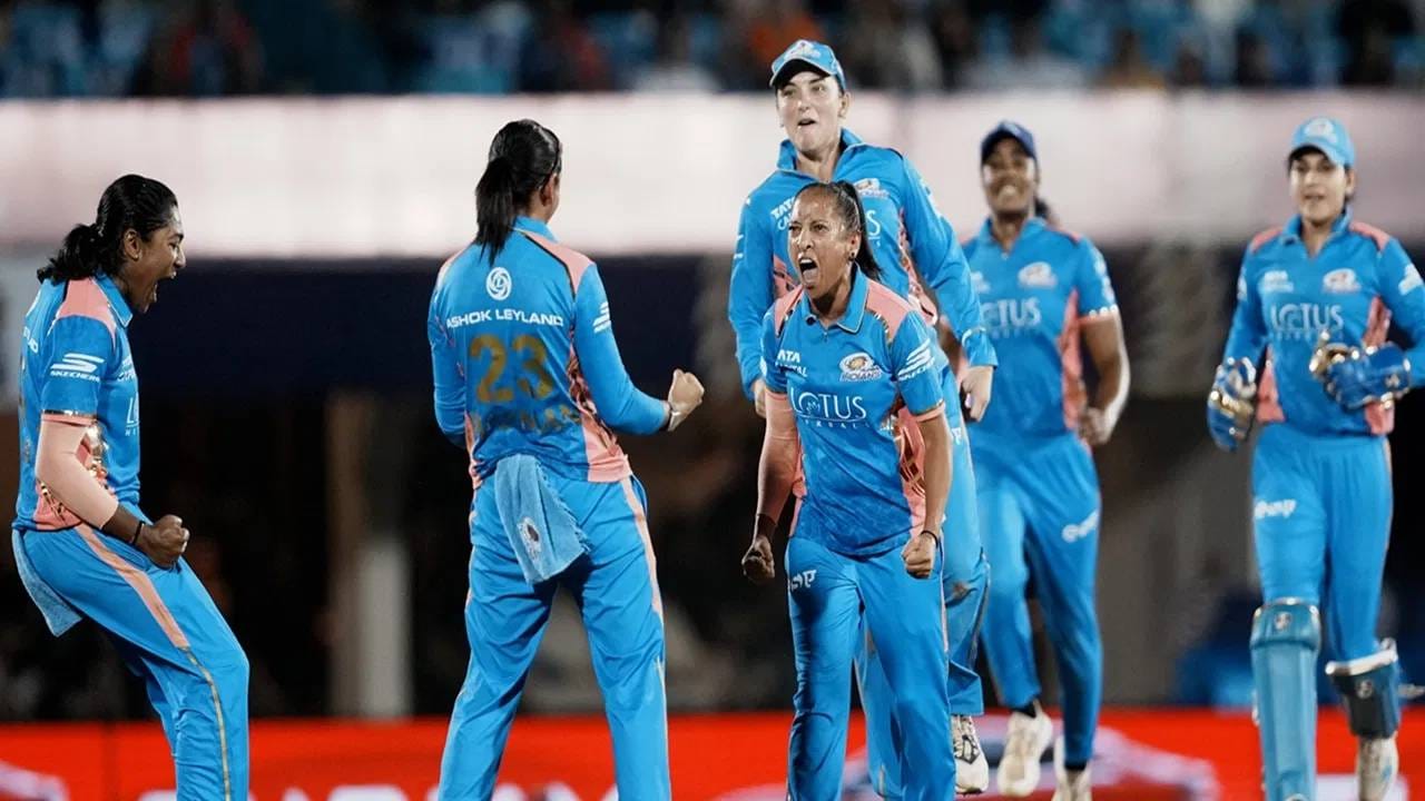 शबनिम इस्माईलने 2024 वुमन्स प्रीमियर लीग स्पर्धेत दिल्ली कॅपिटल्सविरुद्ध खेळताना सर्वात वेगवान चेंडू टाकला होता. तिने 132.1 किमी ताशी वेगाने चेंडू टाकून इतिहास रचला होता. इस्माईलच्या वेगवान गोलंदाजीमुळे दक्षिण अफ्रिकेला अनेक सामन्यात सहज विजय मिळाला होता. आता मुंबई इंडियन्स विजय मिळवून देण्यास सज्ज झाली आहे. (Photo- PTI)