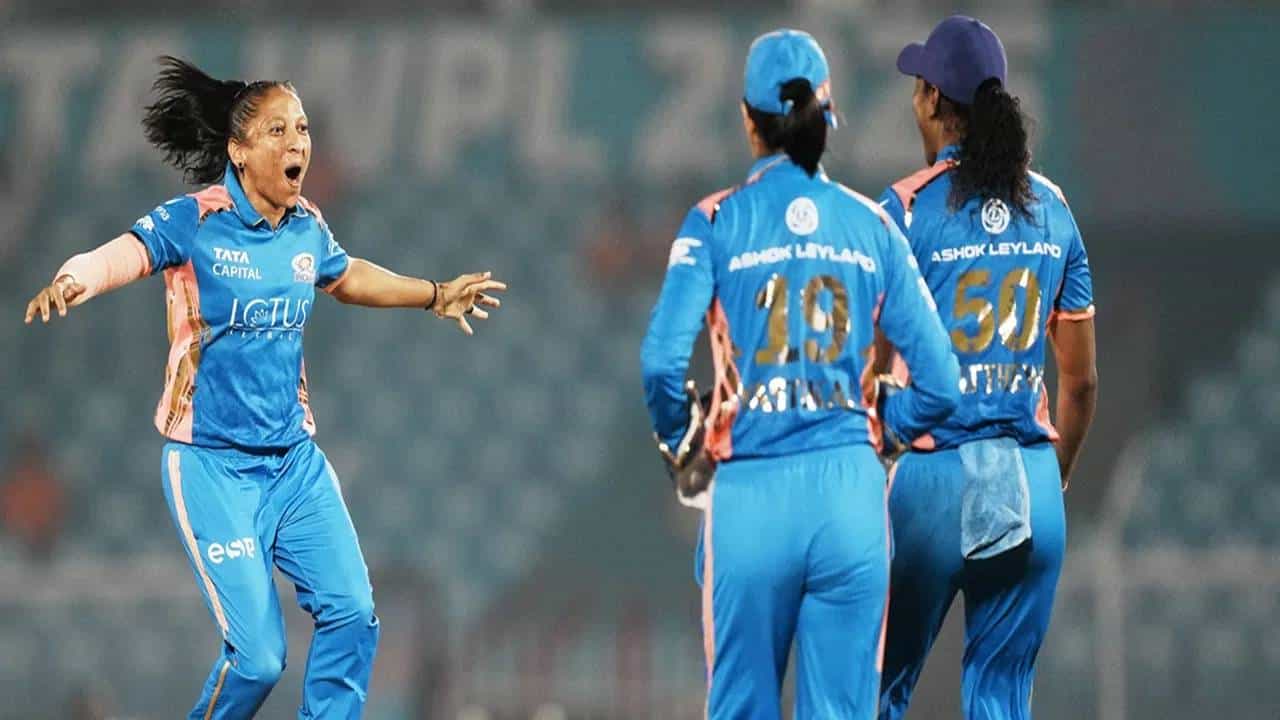 वुमन्स प्रीमियर लीग 2026 स्पर्धेत दक्षिण अफ्रिकेची वेगवान गोलंदाज शबनिम इस्माईल मुंबई इंडियन्ससाठी खेळताना दिसणार आहे. शबनिम इस्माईल महिला क्रिकेटमधील सर्वात वेगवान गोलंदाज आहे. त्यामुळे तिचा सामना करताना फलंदाजांना डोकेदुखी ठरतं. (Photo- PTI)