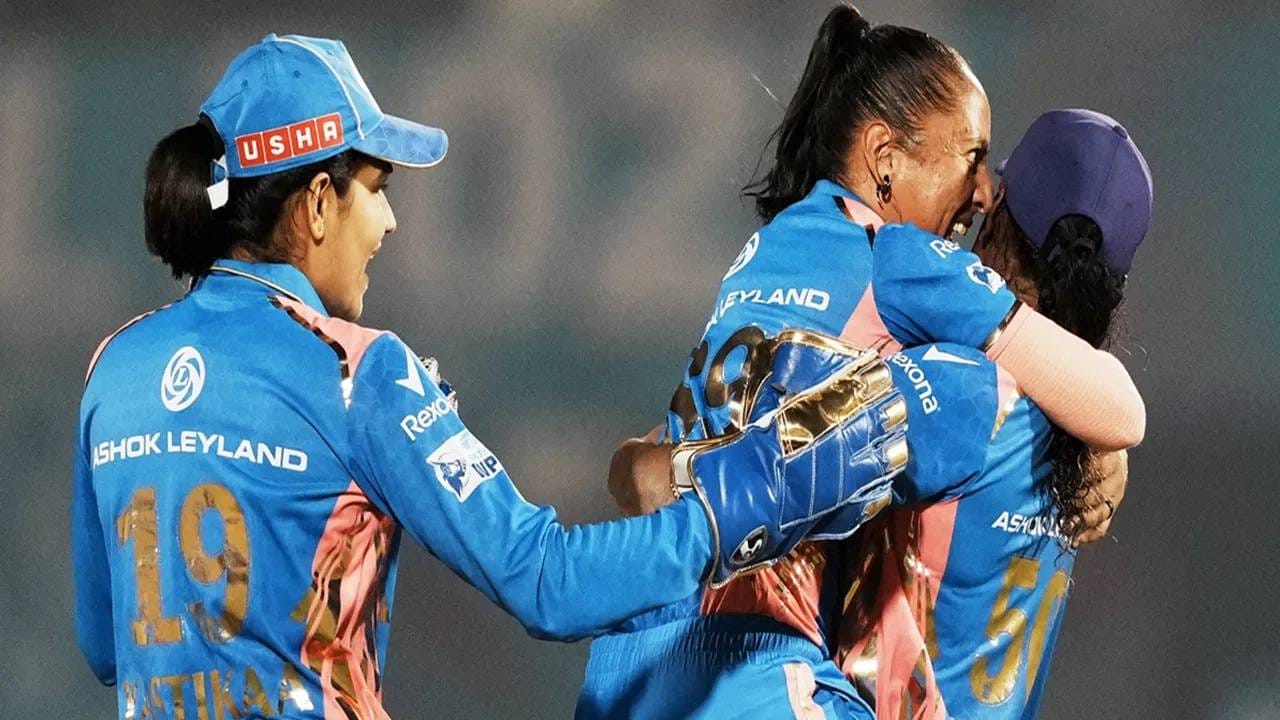 शबनिम इस्माईल स्पीड पॉइंट टेक्निशियन म्हणून काम करत होती. पण तिचा जीव क्रिकेटमध्ये लागला होता. त्यासाठी काम करून ती क्रिकेटचा सराव करायची. त्या सरावाचं तिला फळंही मिळालं. तिने क्रिकेटमध्ये अनेक विक्रम रचले. (Photo- PTI)