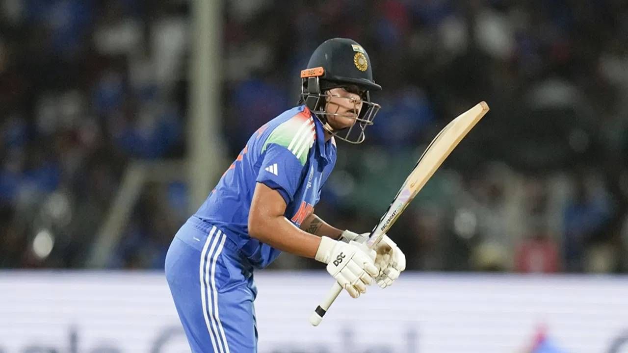 शफाली वर्मा वुमन्स वनडे वर्ल्डकप स्पर्धेत अर्धशतक ठोकणारी युवा फलंदाज ठरली आहे. तिने 21 वर्षे आणि 278 दिवसांची असताना ही कामगिरी केली आहे.  यासह तिने ऑस्ट्रेलियाच्या जेस डफिनचा विक्रम मोडला आहे. तिने 23 वर्षे आणि 235 दिवसांची असताना अर्धशतक ठोकलं होतं.  (Photo- PTI)