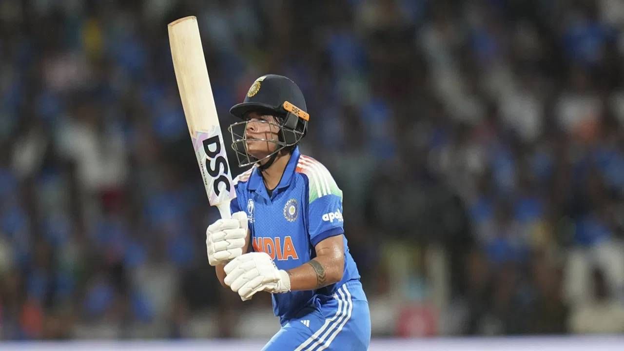 वुमन्स वनडे वर्ल्डकप स्पर्धेच्या अंतिम सामन्यात शफाली वर्माने आक्रमक खेळी केली. शफालीने 78 चेंडूत 87 धावा केल्या. यात 7 चौकार आणि 2 षटकार मारले. पण तिचं शतक अवघ्या 13 धावांनी हुकलं. पण असलं तरी तिने एका मोठ्या विक्रमाला गवसणी घातली आहे.  (Photo- PTI)