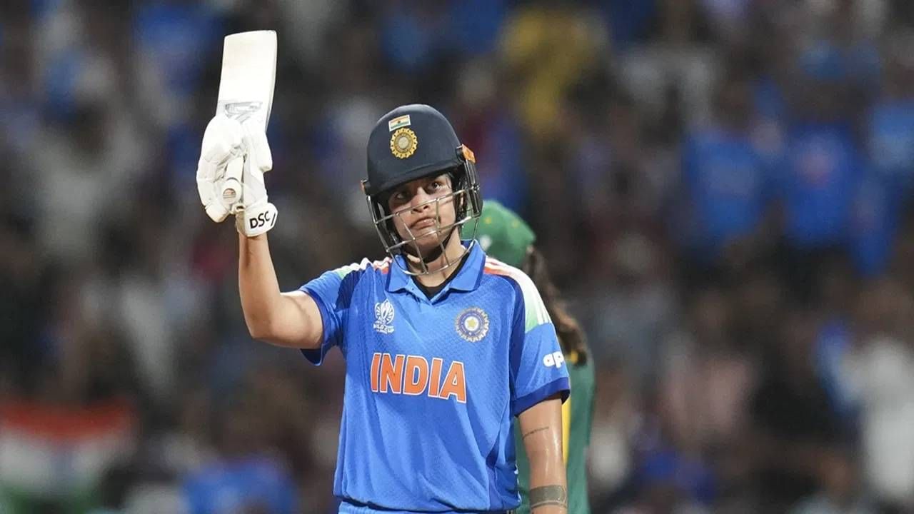 शफाली वर्मा वर्ल्डकप फायनलमध्ये सर्वात मोठी खेळी करणारी भारतीय खेळाडू ठरली आहे. तिने पुनम राऊतचा विक्रम मोडीत काढला आहे.  (Photo- PTI)