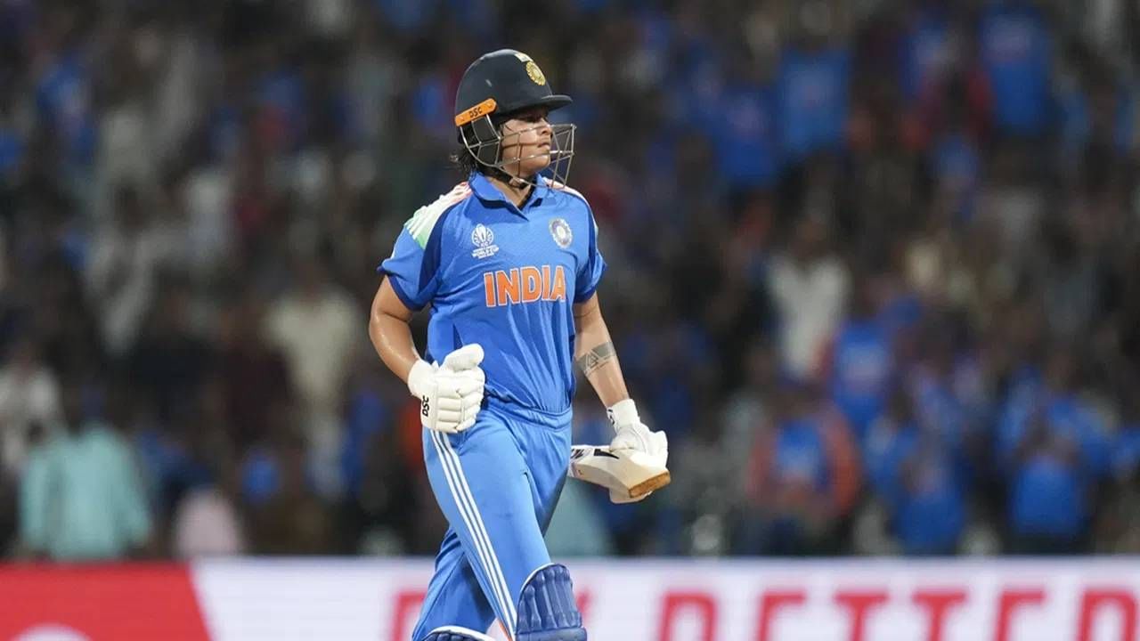 शफाली वर्मा वुमन्स वनडे वर्ल्डकप स्पर्धेत अर्धशतक ठोकणारी युवा फलंदाज ठरली आहे. तिने 21 वर्षे आणि 278 दिवसांची असताना ही कामगिरी केली आहे.  यासह तिने ऑस्ट्रेलियाच्या जेस डफिनचा विक्रम मोडला आहे. तिने 23 वर्षे आणि 235 दिवसांची असताना अर्धशतक ठोकलं होतं.  (Photo- PTI)