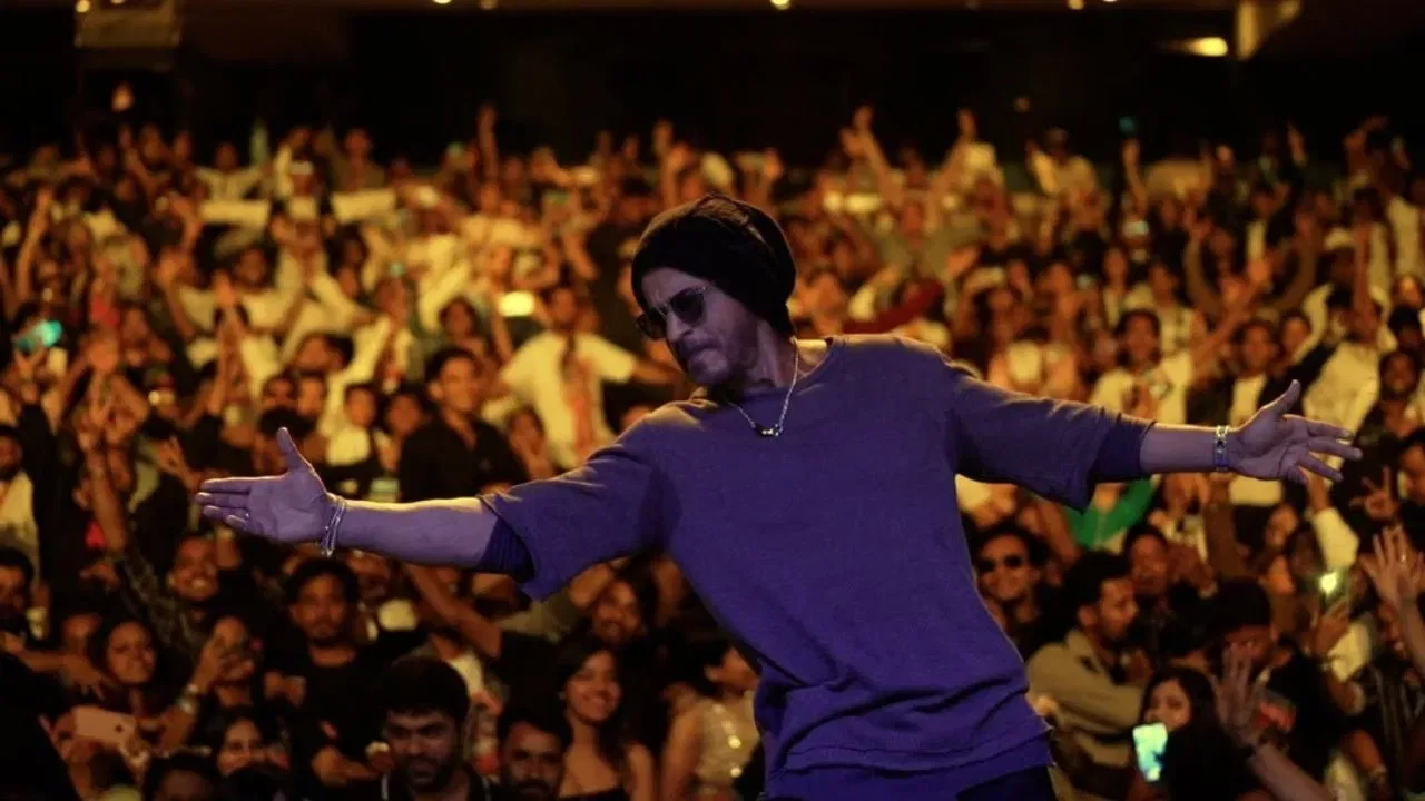 शाहरुख खानचा आज वाढदिवस आहे. 60 वर्षांच्या किंग खानचा जलवा आणि त्याचा चार्म पूर्वीप्रमाणेच कायम आहे. सोशल मीडियावर त्याचे फॅन्स त्याला वाढदिवसाच्या खूप शुभेच्छा देताना दिसत आहेत.