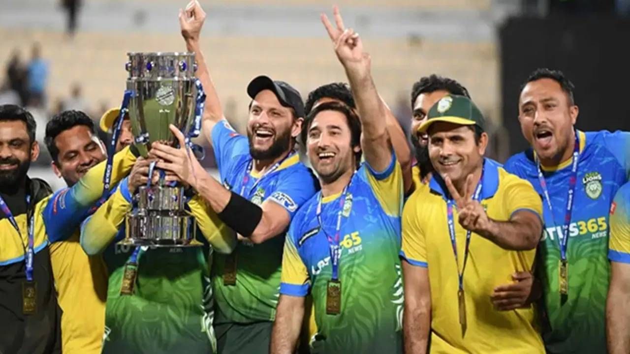 शाहिद आफ्रिदीने गोलंदाजीतही कमाल दाखवली आहे. त्याने आंतरराष्ट्रीय क्रिकेटमध्ये 541 विकेट घेतल्या आहेत. आता 40 वर्षावरील टी20 वर्ल्डकपमध्ये काय करतो याकडे लक्ष लागून आहे. (PC-PSL)