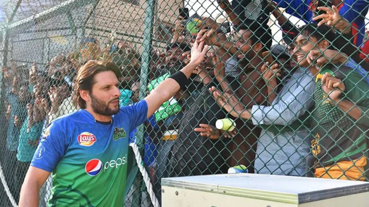 पाकिस्तान वेटरन्स क्रिकेट असोसिएशनने बुधवारी निवेदनात स्पष्ट केलं की, आफ्रिदी या स्पर्धेत खेळणार आहे. पीवीसीने निवेदनात लिहिलं की, 'अष्टपैलू शाहिदी आफ्रिदी पुन्हा एकदा पाकिस्तानची जर्सी परिधान करण्यास सज्ज आहे. यावेळी 40 वर्षांवरील टी20 वर्ल्डकप 2025 स्पर्धेत खेळेल.' (PC-PSL)