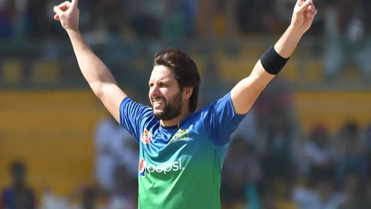 40 वर्षांवरील टी20 वर्ल्डकप स्पर्धेचं आयोजन पाकिस्तानच्या कराचीत करण्यात आलं आहे. ही स्पर्धा 21 नोव्हेंबरपासून सुरु होणार आहे. तसेच अंतिम सामना 1 डिसेंबरला खेळला जाणार आहे. यात शाहीद आफ्रिदी खेळणार आहे. (PC-PSL)