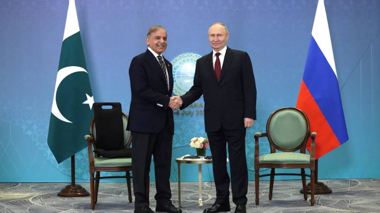 Russia-Pakistan : पाकिस्तानात दररोज सुरु आहे पुतिन विरोध, पण एवढं होऊनही रशियाला पाकची नियत साफ वाटते, काय बोलावं?