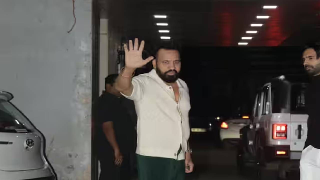 शेराचा मुलगा पांढऱ्या रंगाची ट्राऊजर आणि ब्लॅक स्वेटशर्टमध्ये दिसून आला होता. अबीरचाही लूक आणि पर्सनॅलिटी एखाद्या अभिनेत्यासारखीच होती. 
