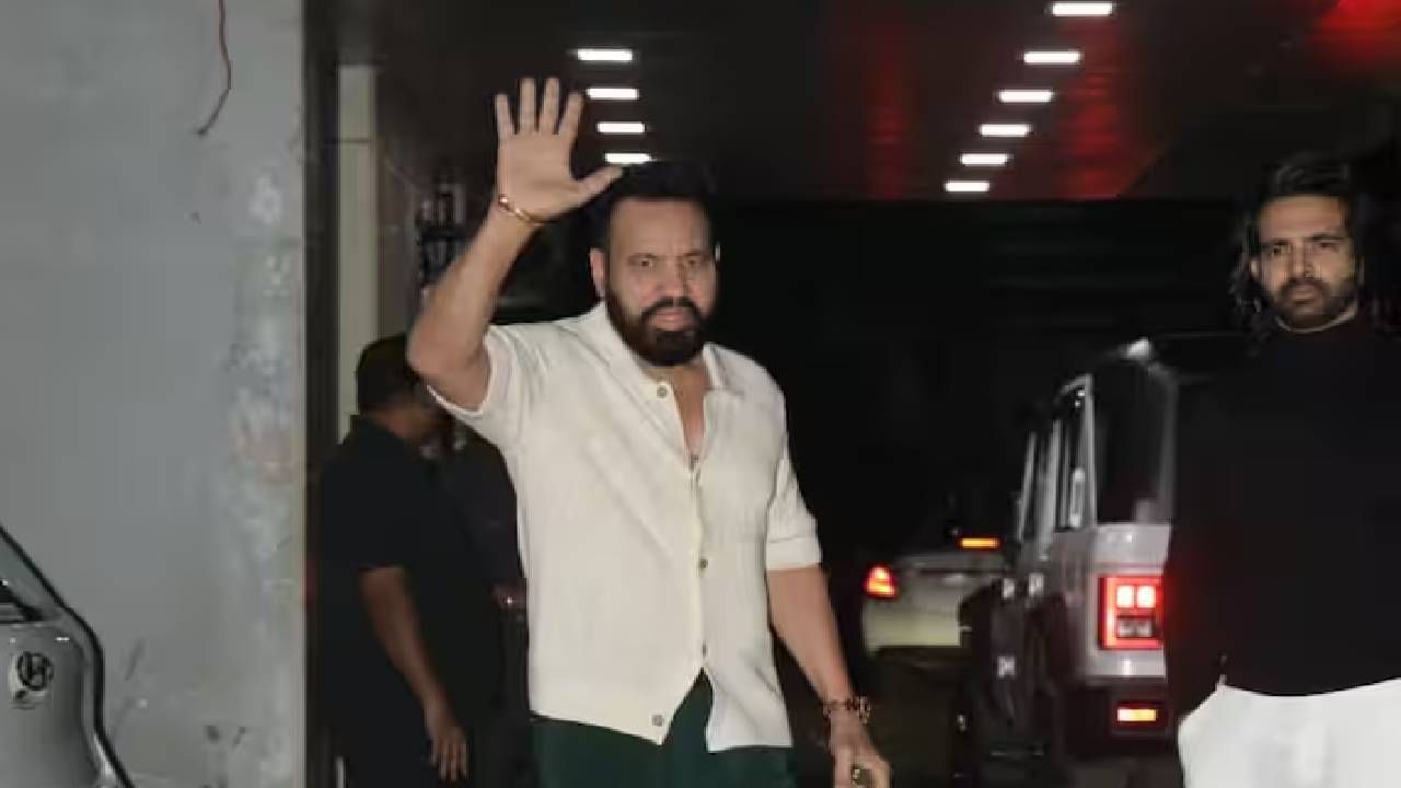 सलीम खान आणि सुशीला यांच्या लग्नाच्या वाढदिवसानिमित्त संपूर्ण खान कुटुंब एकत्र आलं होतं. सर्वांनी पापाराझींसमोर फोटोसाठी पोझ दिले. या सर्वांत शेराने विशेष लक्ष वेधलं होतं. शेराने मुलगा अबीर सिंहसोबत पापाराझींसमोर फोटोसाठी पोझ दिले.
