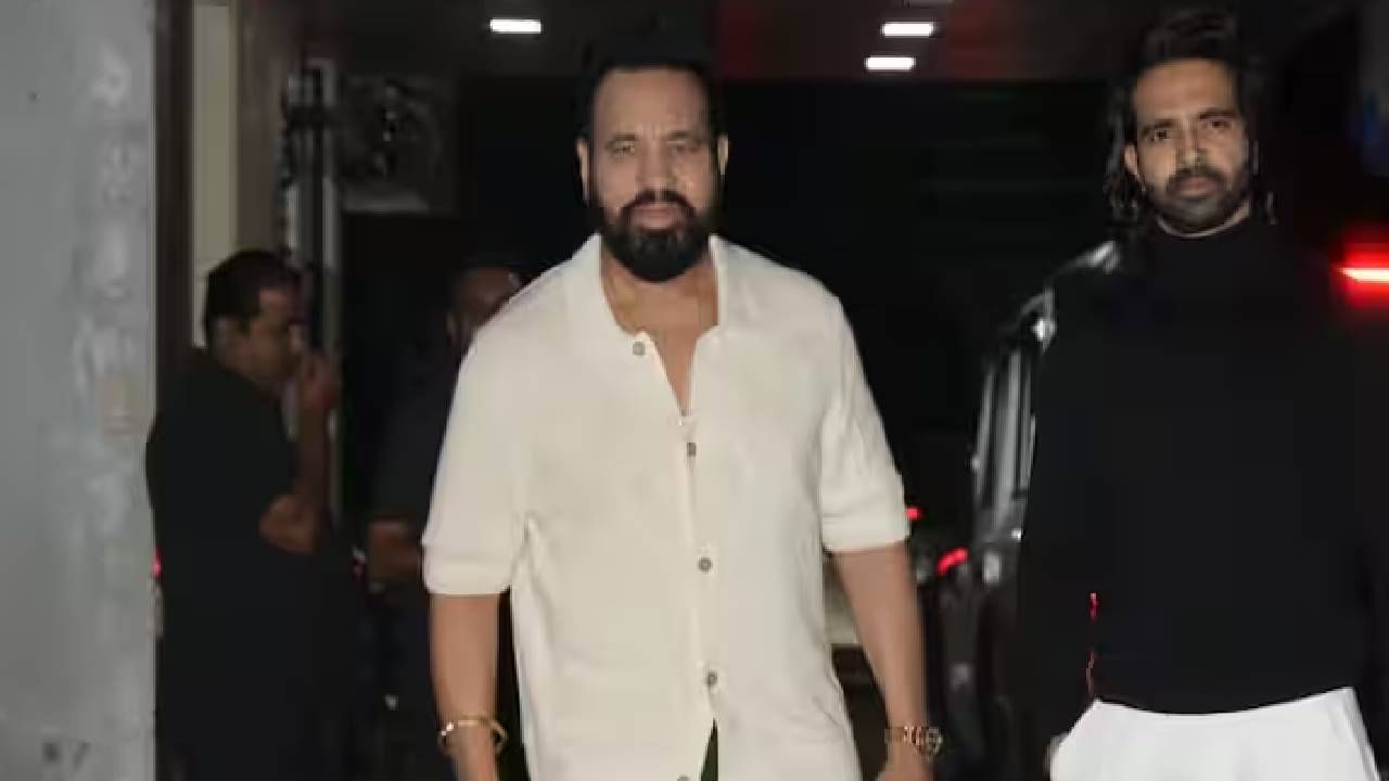 यावेळी शेरा हुबेहूब सलमान खानच्या स्टाइलमध्ये दिसून आला. शेराचा मुलगा अबीरनेही फोटोसाठी पोझ दिले. शेराला इतका मोठा मुलगा आहे असं वाटत नसल्याचे कमेंट्स नेटकऱ्यांनी केले आहेत. यावेळी शेराने हिरव्या रंगाची पँट आणि त्यावर बेज रंगाचा शर्ट घातला होता.
