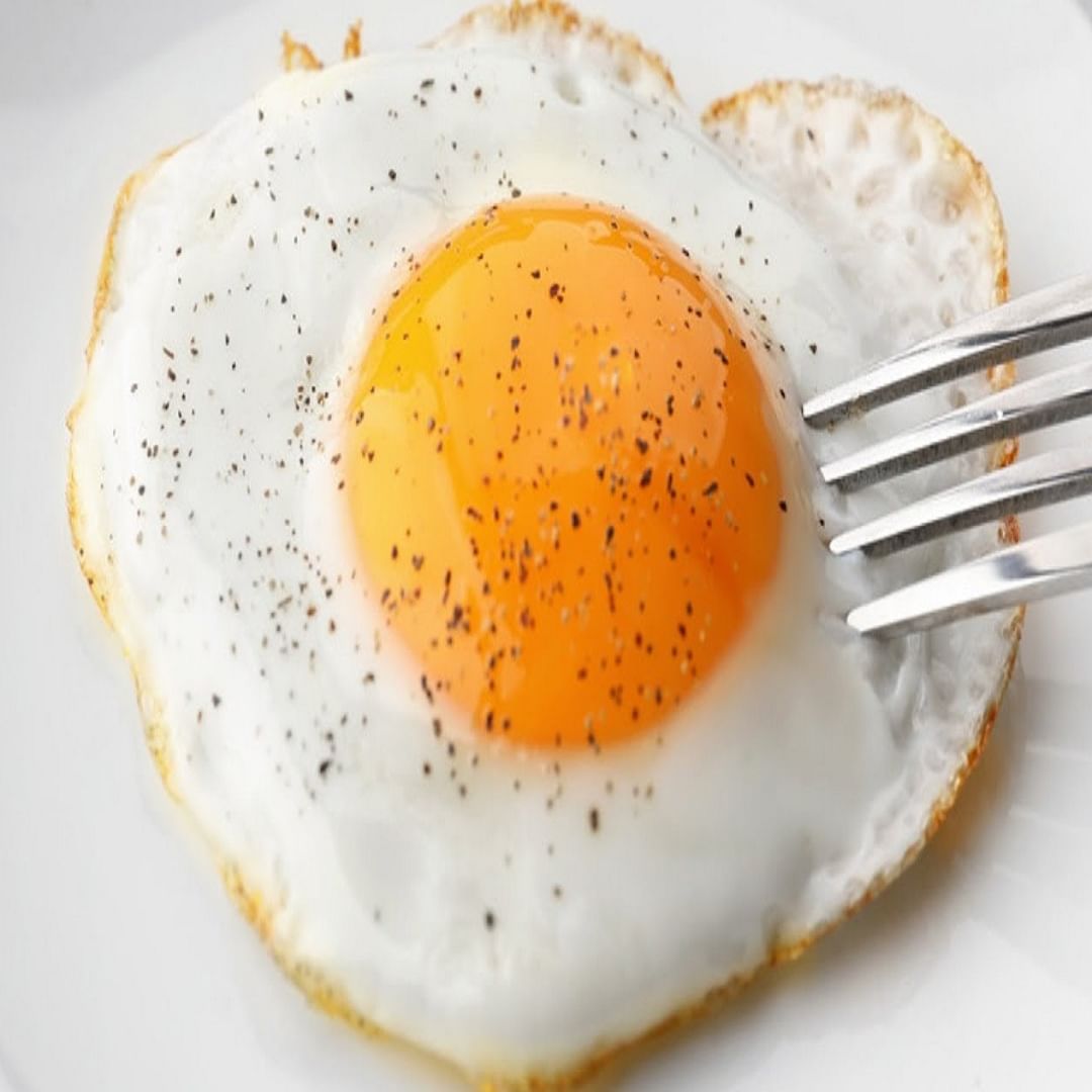 एका अभ्यासात असे आढळून आले आहे की अंड्यातील पिवळ्या भागातील चरबी शरीरातील वाईट कोलेस्ट्रॉल कमी करण्यास मदत करते. जरी तुम्ही वजन कमी करण्याचा प्रयत्न करत असाल, तरी जोपर्यंत तुमचे पोषणतज्ज्ञ तुम्हाला तसे करण्याचा सल्ला देत नाहीत तोपर्यंत अंड्यातील पिवळा भाग काढून टाकू नये. 