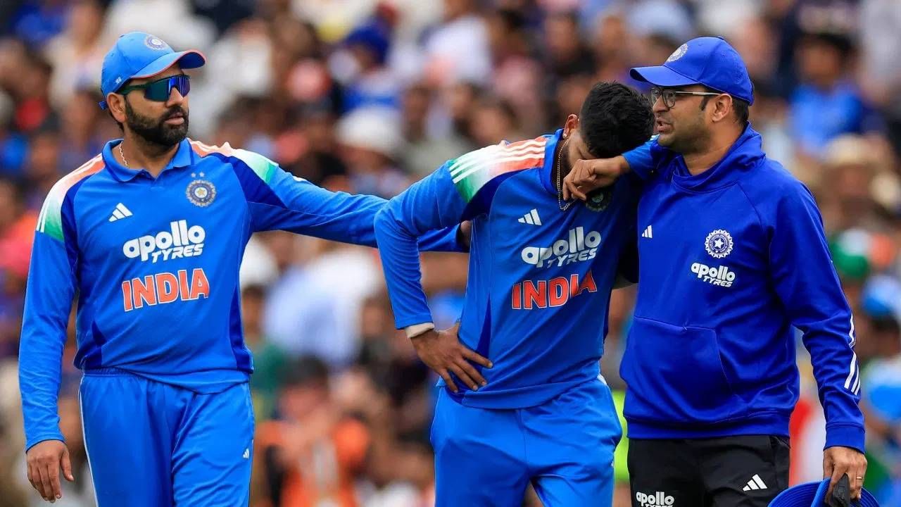 दुखापतीमुळे श्रेयस अय्यर मैदानातच कळवळला होता. त्याला झालेली दुखापत किती गंभीर आहे हे सुरूवातीला कळलं नाही. त्यामुळे तात्काळ रुग्णालयात दाखल केलं. तेव्हा प्लीहामध्ये रक्तस्त्राव होत असल्याचं दिसून आलं. त्यामुळे त्याला आयसीयूत दाखल केलं होतं. (फोटो- Getty Images)