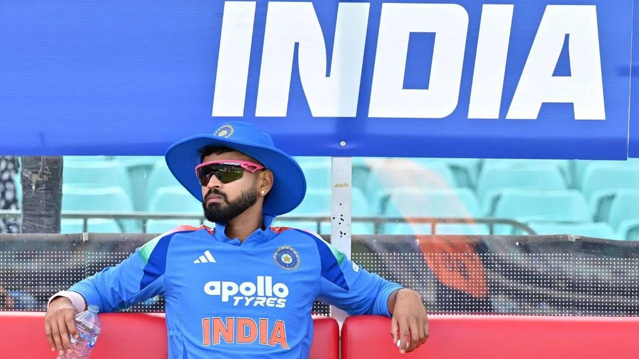 भारताचा वनडे संघाचा उपकर्णधार श्रेयस अय्यर दक्षिण अफ्रिकेविरुद्धच्या वनडे मालिकेत खेळणार की नाही हे अजून गुलदस्त्यात आहे. पण त्याची तब्येतीची काळजी चाहत्यांना लागून आहे. 25 ऑक्टोबरला तिसऱ्या वनडे सामन्यात श्रेयस अय्यरला गंभीर दुखापत झाली होती. त्यातून सावरण्यासाठी त्याला एका महिन्याचा अवधी लागणार आहे. (फोटो- Ayush Kumar/Getty Images)
