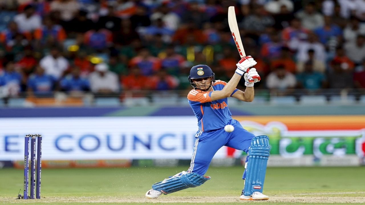 टीम इंडियाने ऑस्ट्रेलिया विरुद्ध तिसऱ्या टी 20I सामन्यात विजय मिळवला. भारताने यासह 5 सामन्यांच्या मालिकेत 1-1 ने बरोबरी केली. त्यांनतर आता चौथा सामना हा 6 नोव्हेंबरला होणार आहे. (Photo Credit : PTI/Instagram)