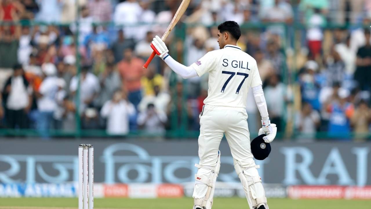 शुबमन गिलने 2020 च्या शेवटी कसोटी क्रिकेटमध्ये पदार्पण केलं होतं. तेव्हापासून आतापर्यंत एखाद दुसरा कसोटी सामना सोडला तर सर्वच सामन्यात खेळला आहे. आता दक्षिण अफ्रिकेविरुद्धच्या सामन्यात कसा खेळतो याकडे लक्ष लागून आहे. (Photo- BCCI Twitter)