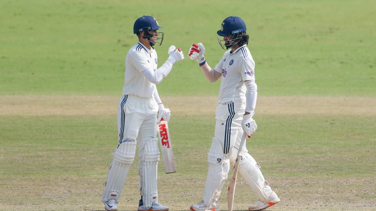 कर्णधार शुबमन गिलने या वर्षात पाच शतकं आणि एक अर्धशतक ठोकलं आहे. त्याने 69.92 च्या सरासरीने आणि 63.57 च्या स्ट्राईक रेटने धावा केल्या. शुबमन गिलला कसोटीत 1000 धावा पूर्ण करण्यासाठी फक्त 21 धावांची गरज आहे. (Photo- BCCI Twitter)