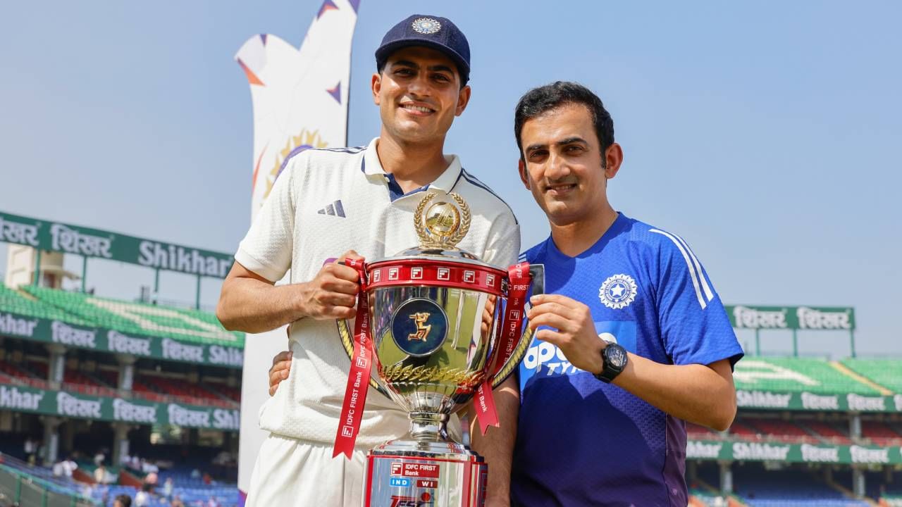 कर्णधारपदाची धुरा हाती घेतल्यानंतर शुबमन गिलने कसोटीत धावांचा डोंगर रचला. शुबमन गिल कसोटी क्रिकेटमध्ये 2025 वर्षात सर्वाधिक धावा करणारा फलंदाज आहे. त्याने आठ कसोटी सामन्यात 979 धावा केल्या. (Photo- BCCI Twitter)