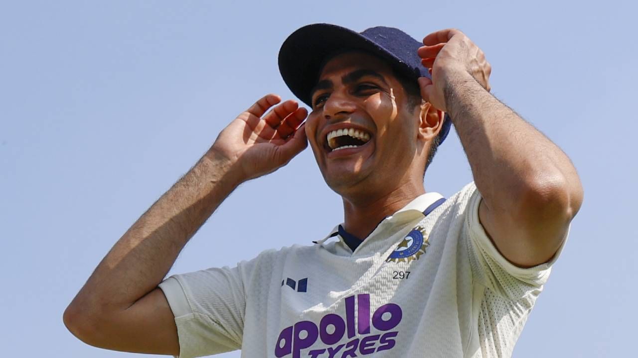 आयपीएल 2025 स्पर्धा संपल्यानंतर शुबमन गिलच्या नशि‍बाचं टाळं खुलं झालं असं म्हंटलं तर वावगं ठरणार नाही. कारण रोहित शर्मा आणि विराट कोहली यांनी कसोटीला रामराम ठोकला आणि कर्णधारपदाची धुरा शुबमन गिलच्या खांद्यावर आली. त्याच्या नेतृत्वात दोन मालिका यशस्वीरित्या पार पडल्या. आता दक्षिण अफ्रिकेचं आव्हान आहे. (Photo- BCCI Twitter)