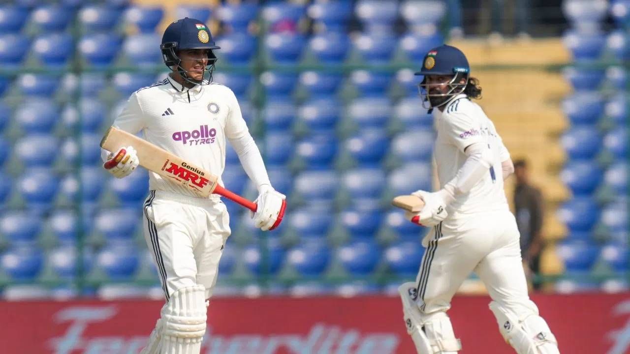 शुबमन गिलला पहिल्या डावाच्या तिसऱ्या चेंडूचा सामना करताना दुखापत झाली होती. स्वीप शॉट खेळताना त्याच्या मानेला दुखापत झाली. त्यानंतर फिजिओ मैदानात आणि थोड्या वेळात रिटायर्ड हर्ट होण्याचा निर्णय घेतला. त्यानंतर फलंदाजीला आलाच नाही. (PHOTO CREDIT- PTI)