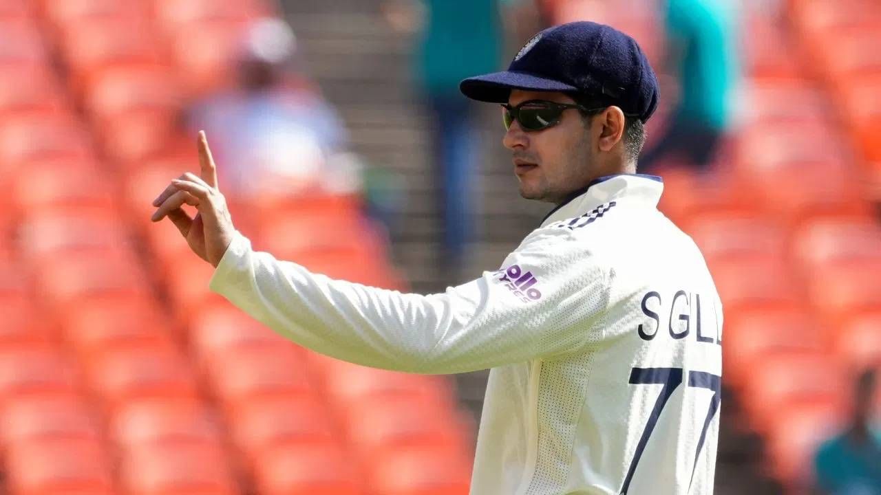 शुबमन गिलला डिस्चार्ज मिळाला असला तरी मैदानातर परतणार नाही. रिपोर्टनुसार, शुबमन गिलला 4 ते 5 दिवसांचा आराम करण्याचा सल्ला दिला आहे. दुसरा कसोटी सामना 22 नोव्हेंबरपासून सुरु होणार आहे. त्यामुळे या सामन्यात खेळेल की नाही याबाबत शंका आहे. त्यामुळे काही दिवस वाट पाहावी लागेल. (PHOTO CREDIT- PTI)