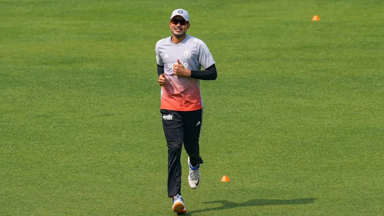 कोलकाता कसोटी सामन्यात दक्षिण अफ्रिकेने भारताला 30 धावांनी पराभूत केलं. यासह मालिकेत 1-0 ने आघाडी घेतली. आता मालिकेत क्लिन स्विपची भीती सतावत आहे. असं असताना भारताचं टेन्शन दुसऱ्या कसोटीपूर्वी वाढलं आहे. कारण शुबमन गिलला दुखापत झाली आहे. फलंदाजी करताना त्याच्या मानेला दुखापत झाली आणि त्यामुळे पुढे खेळू शकला नाही. (PHOTO CREDIT- PTI)