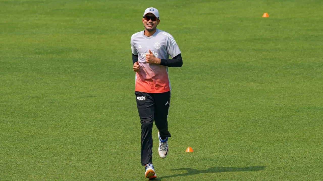 कोलकाता कसोटी सामन्यात दक्षिण अफ्रिकेने भारताला 30 धावांनी पराभूत केलं. यासह मालिकेत 1-0 ने आघाडी घेतली. आता मालिकेत क्लिन स्विपची भीती सतावत आहे. असं असताना भारताचं टेन्शन दुसऱ्या कसोटीपूर्वी वाढलं आहे. कारण शुबमन गिलला दुखापत झाली आहे. फलंदाजी करताना त्याच्या मानेला दुखापत झाली आणि त्यामुळे पुढे खेळू शकला नाही. (PHOTO CREDIT- PTI)