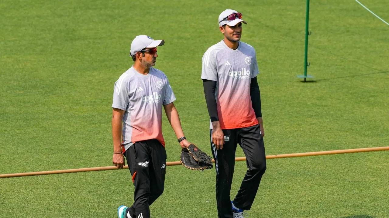 कोलकाता कसोटीनंतर प्रशिक्षक गौतम गंभीरने गिलच्या दुखापतीबाबत अपडेट दिले होते. गौतम गंभीर म्हणाला की, 'शुबमन गिलच्या दुखापतीची तपासणी केली जात आहे. गिल कधीपर्यंत फिट होईल आणि गुवाहाटीत खेळेल की नाही यावर फिजिओ निर्णय घेईल.' (PHOTO CREDIT- PTI)