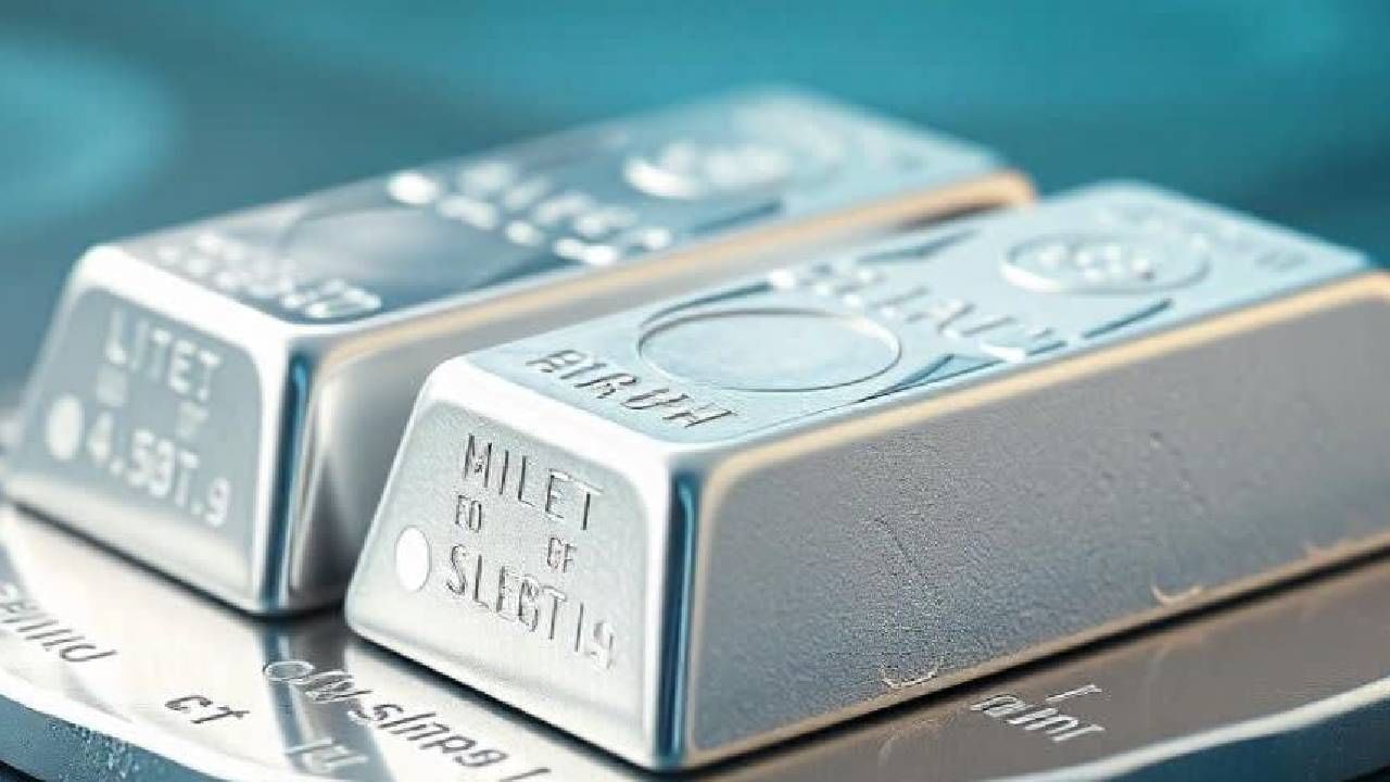 चांदीत मात्र दरवाढ  चांदीने सोन्याचा विरुद्ध चाल खेळली. बाजारात एक आठवड्यात चांदीच्या किंमतीत 500 रुपयांची वाढ नोंदवण्यात आली. तर 9 नोव्हेंबर रोजी चांदी 1,52,500 रुपये प्रति किलोवर पोहचली. सोने आणि चांदीवर देशातंर्गत काही घटकांचीही परिणाम झाला. तर जागतिक बाजारातील घाडमोडींचाही परिणाम दिसून आला. जागतिक बाजारात चांदीचा भाव 48.48 डॉलर प्रति औसवर पोहचला.