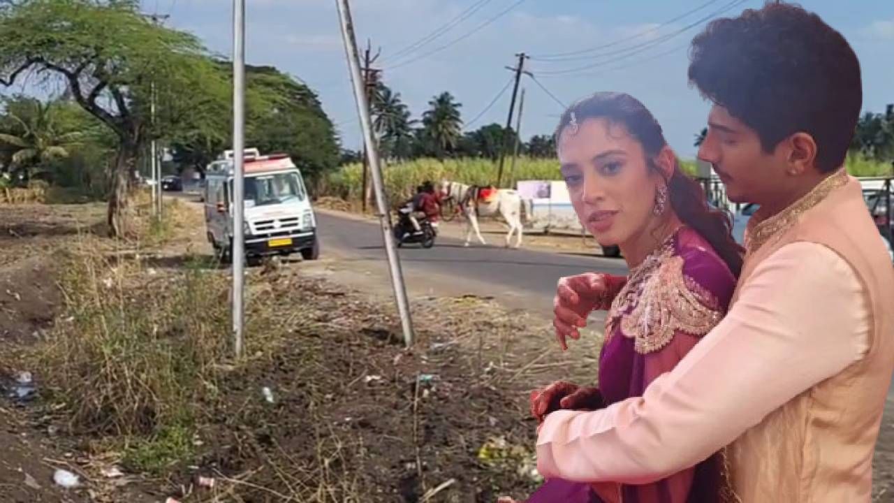 स्मृती आणि पलाशच्या विवाह सोहळ्याची जोरदार तयारी करण्यात आली आहे. सांगलीत होणाऱ्या या विवाह सोहळ्याला क्रीडा क्षेत्रासह विविध क्षेत्रातल्या मान्यवर हजर होणार होते. भारतीय महिला क्रिकेट टीमच्या सर्व खेळाडू अधीच सांगलीत दाखल झाल्या होत्या. मास्टर ब्लास्टर सचिन तेंडुलकर, विराट कोहली, रोहित शर्मा, सौरभ गांगुली, व्ही व्ही लक्ष्मण, सोनू निगम,मुख्यमंत्री देवेंद्र फडवणीस, उपमुख्यमंत्री अजित पवार यांना देखील या लग्नाचे निमंत्रण देण्यात आले होते. आता स्मृतीचा विवाहसोहळा रद्द होणार का? याकडे सर्वांचे लक्ष लागले आहे.