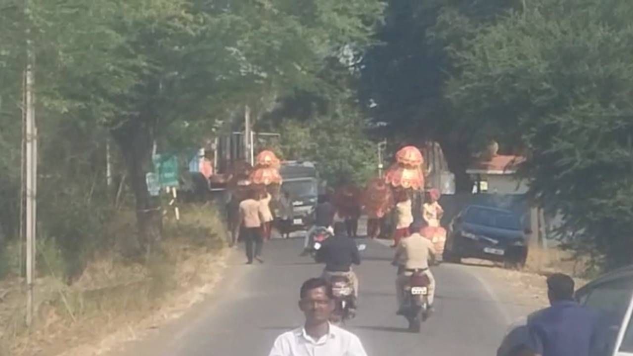 स्मृती मानधनाच्या लग्नाआधीचे विधी सुरु असताना अचानक फार्म हाऊसव सांगली पोलीस दलाच्या वतीने बॉम्ब शोधक डॉग स्कॉड पथक पाठवण्यात आले होते. अनेक मान्यवर या शाही विवाह सोहळ्यासाठी येणार असल्यामुळे या डॉग्सच्या माध्यमातून विवाह स्थळाची संपूर्ण तपासणी करण्यात आली होती. पण अचानक पोलीस आणि डॉग स्कॉड आल्यामुळे सर्वजण सुरुवातीला घाबरले होते.