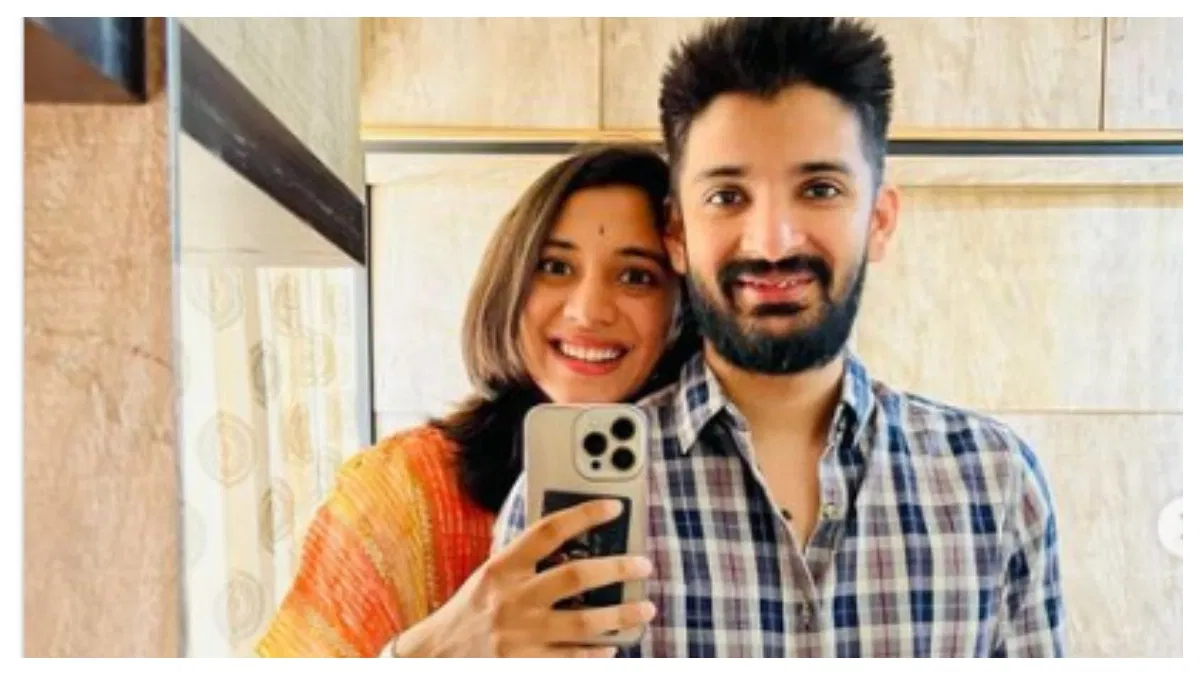 स्मृती मानधना आणि पलाश मुच्छल यांच्या जीवनातील सर्व गोंधळात, श्रावणने सोशल मीडियावर पलाशला अनफॉलो केले आहे. श्रावण आणि पलाश हे अतिशय जवळचे मित्र आहेत. ज्या लोकांना माहिती नाही त्यांच्यासाठी, श्रावण हा स्मृतीचा भाऊ आहे. श्रावनच्या इन्स्टाग्राम अकाउंटवर एक नजर टाकली तर तो फक्त ७ लोकांना फॉलो करतो आणि त्यात पलाशचा समावेश नाही. मात्र, पलाश श्रावणला फॉलो करतो आहे आणि त्याने त्याला अनफॉलो केलेले नाही.