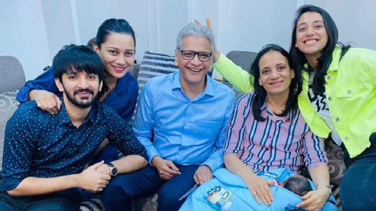 त्यानंतर पलाशवर एका महिलेने अनेक आरोप केले. त्याचे त्या महिलेसोबतचे चॅट्स समोर आले होते. महिलेच्या म्हणण्यानुसार, तिचा कधीच स्वतःला या वादात ओढून घेण्याचा हेतू नव्हता. तिने हेही सांगितले की ती मॅरी डी'कोस्टा नाही आणि लोकांनी तिच्यावर लक्ष केंद्रित करणे थांबवावे. त्या महिलेच्या म्हणण्यानुसार, ही तिच ती व्यक्ती आहे ज्याने चॅट्स पोस्ट केल्या आणि तिची ओळख बाहेर येऊ नये म्हणून तिने नाव वापरले. तिने सांगितले की पलाशचे मेसेज मे-जुलै 2025 चे आहेत आणि ती त्याला कधीच भेटलेले नाही.