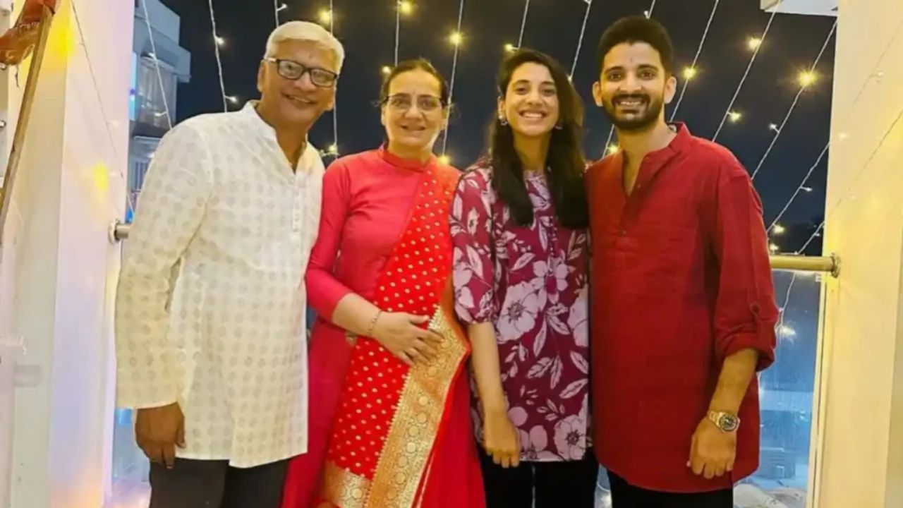 स्मृती मानधनाचे वडील श्रीनिवास काय करतात? कुटुंबात आणखी कोण कोण?