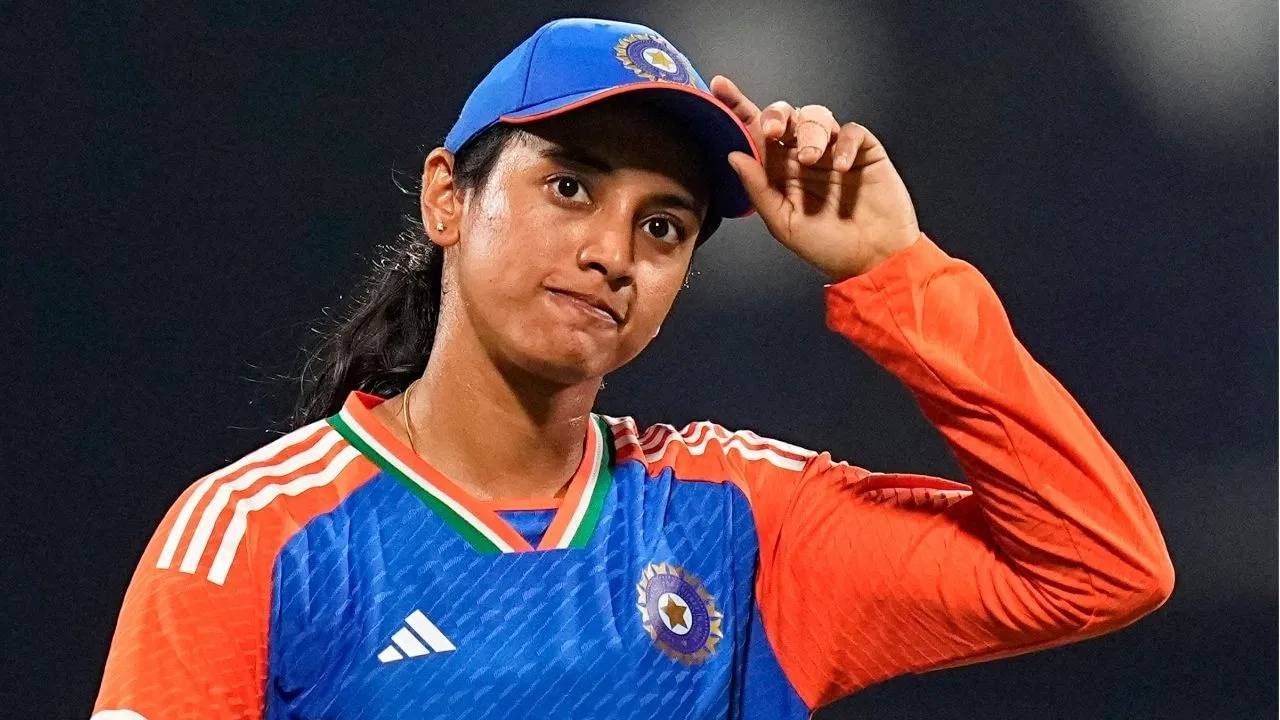 ऑस्ट्रेलिया मालिकेतील तिच्या उत्कृष्ट कामगिरीसाठी मानधनाने गेल्या महिन्यात प्लेअर ऑफ द मंथ पुरस्कार जिंकला होता. आता तिला या वर्षी दुसऱ्यांदा हा पुरस्कार जिंकण्याची संधी आहे. आता आयसीसी पुरस्काराचा मान दुसऱ्यांदा स्मृतीला मिळणार का? याकडे लक्ष लागून आहे. (Photo- PTI)