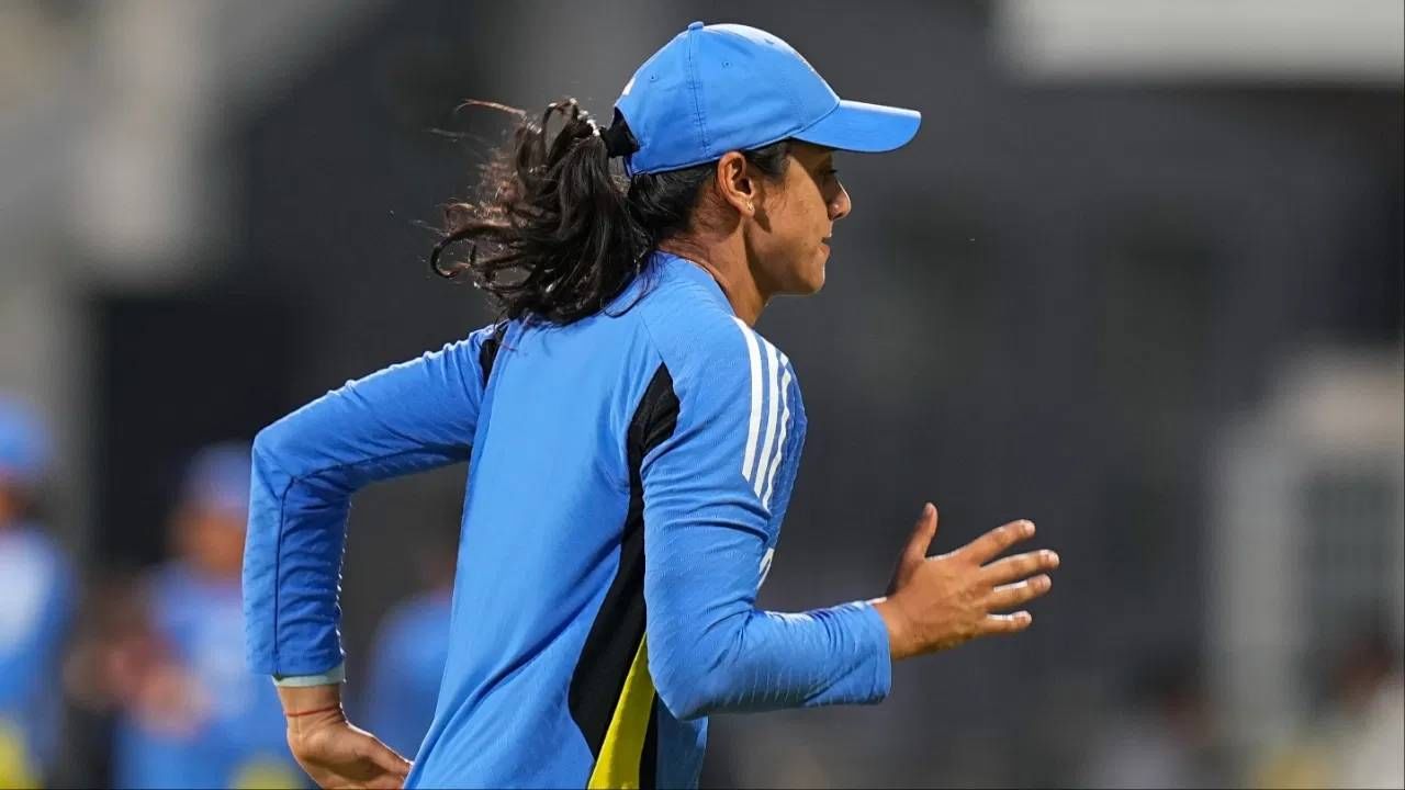 वुमन्स वनडे वर्ल्डकप स्पर्धेच्या अंतिम फेरीत भारताने दक्षिण अफ्रिकेला 52 धावांनी पराभूत केलं. भारताने पहिल्यांदाच आयसीसी स्पर्धेचं जेतेपद मिळवलं आहे. असं असताना भारताची स्टार फलंदाज स्मृती मंधानाच्या चाहत्यांसाठी आनंदाची बातमी आहे. उपकर्णधार स्मृती मंधानाला आणखी एक आयसीसी पुरस्कार जिंकण्याची संधी आहे. (Photo- PTI)