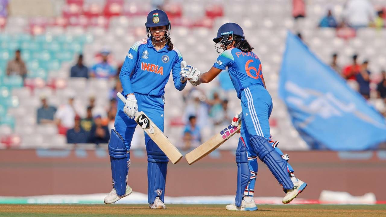 वुमन्स वनडे वर्ल्डकप 2025 स्पर्धेत सर्वाधिक धावा करण्याचा मान दक्षिण अफ्रिकेच्या लॉरा वोल्वार्डच्या नावावर आहे. तिने 470 धावा केल्या आहेत. यात आणखी भर पडू शकते. स्मृतीने या स्पर्धेत एकूण 434 धावा केल्या आहेत. (Photo- BCCI Women Twitter)