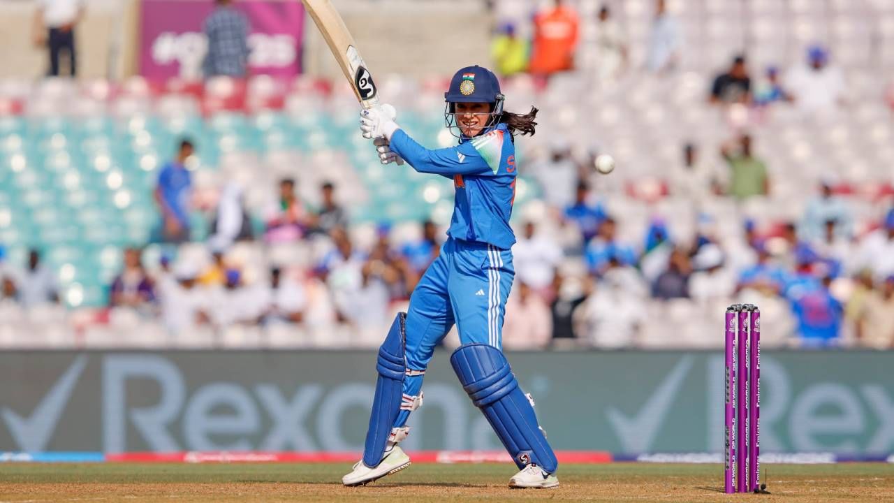 स्मृती मंधानाने या सामनयात 58 चेंडूत खेळत 8 चौकारांच्या मदतीने 45 धावा केल्या. क्लो ट्रायनच्या गोलंदाजीवर सिनालो जाफ्ताने तिचा झेल पकडला आणि तंबूत परतावं लागलं. पण या खेळीसह स्मृती मंधानाने मोठ्या विक्रमाला गवसणी घातली आहे.  (Photo- BCCI Women Twitter)