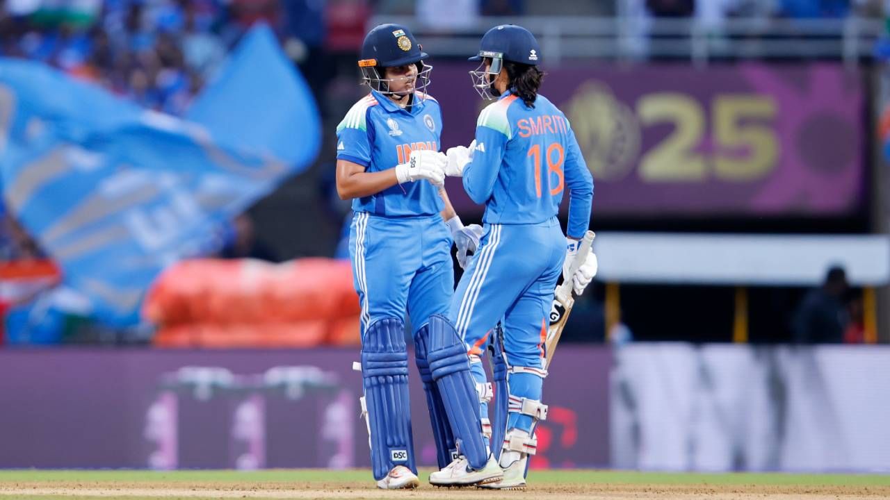 वुमन्स वनडे वर्ल्डकप स्पर्धेच्या अंतिम सामन्यात भारताने नाणेफेकीचा कौल गमावला. दक्षिण अफ्रिकेने प्रथम गोलंदाजी घेत भारताला फलंदाजीचं निमंत्रण दिलं. भारताने या सामन्यात सावध सुरुवात केली. स्मृती मंधाना आणि शफाली वर्मा यांनी पहिल्या विकेटसाठी 104 धावांची भागीदारी केली.  (Photo- BCCI Women Twitter)