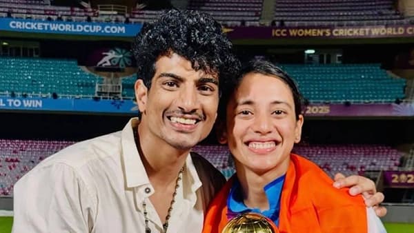 भारतीय महिला संघाने दक्षिण अफ्रिकेला पराभवाची धूळ चारत जेतेपद आपल्या नावावर केलं. भारताने पहिल्यांदाच वनडे वर्ल्डकप जिंकला आहे. या विजयाचा आनंद संपूर्ण देशात साजरा करण्यात आला. भारताची स्टार फलंदाज स्मृती मंधानाने हा खास क्षण खेळाडूंसह प्रियकर पलाश मुच्छलसोबत साजरा केला. (PHOTO CREDIT- INSTAGRAM)