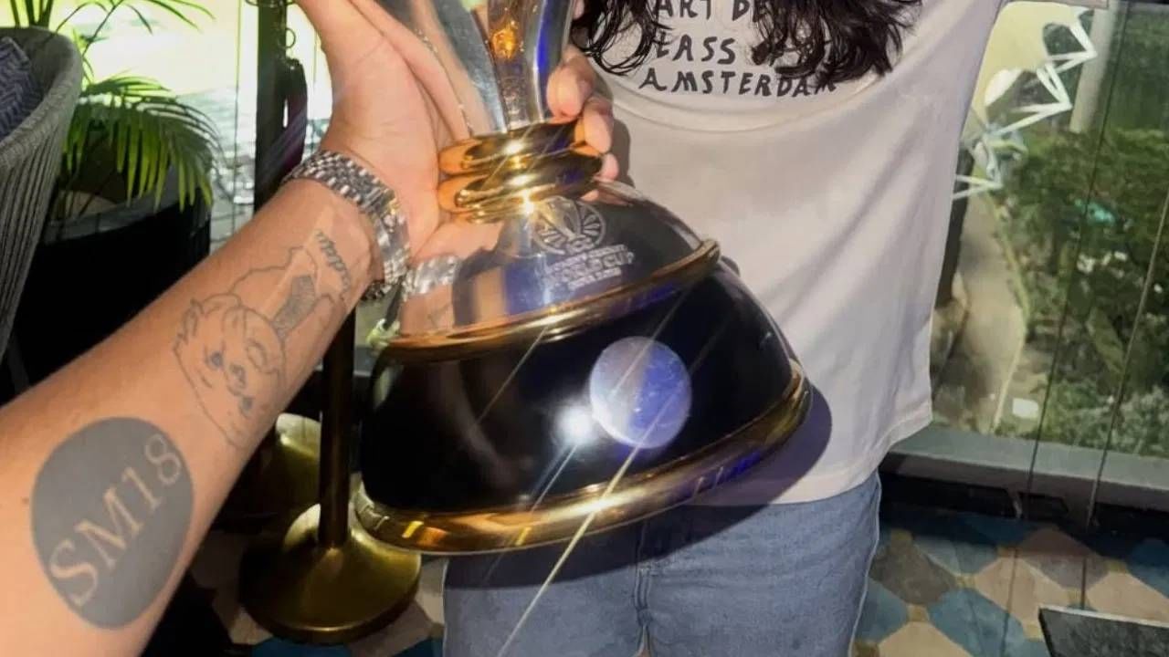 पलाश मुच्छलने आपल्या हातावर स्मृती मंधानाचा खास टॅटू काढला आहे. यात 'SM18' असं लिहिलं आहे. हा टॅटू स्मृती मंधानाच्या नावाचा आहे. त्यात तिची बर्थ डेट आणि जर्सीचा नंबर दिला आहे. तिची बर्थ डेट ही 18 जुलै आहे आणि आंतरराष्ट्रीय क्रिकेटमध्ये ती 18 नंबरची जर्सी परिधान करते. (PHOTO CREDIT- INSTAGRAM)