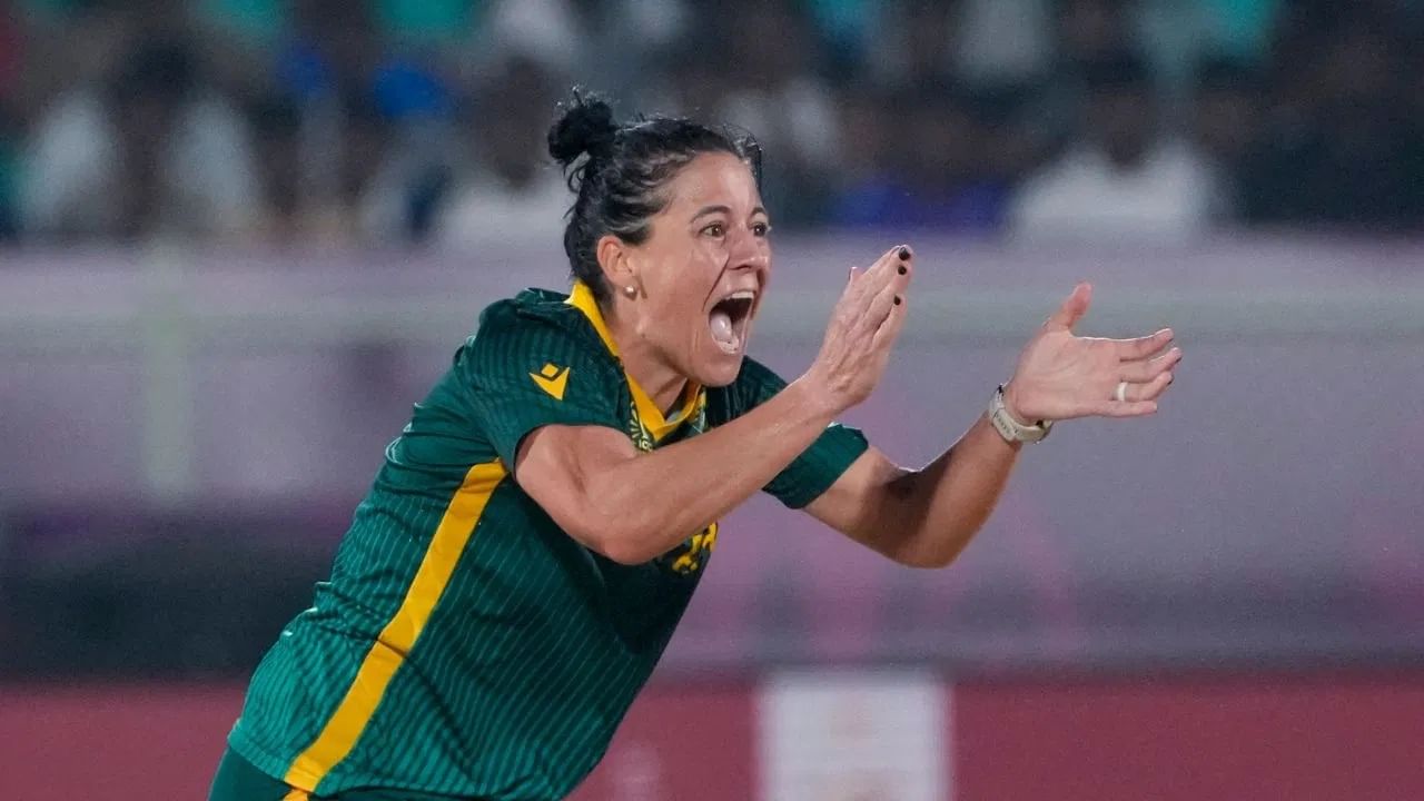 मारिजान काप या अनुभवी ऑलराउंडरने या स्पर्धेत आतापर्यंत बॅटिंग आणि बॉलिंगने उल्लेखनीय कामगिरी केली आहे. कापने सेमी फायनलमध्ये इंग्लंड विरुद्ध 42 धावा केल्या. तसेच 5 विकेट्स घेत इंग्लंडच्या फलंदाजीचं कंबरडं मोडलं होतं. (Photo Credit: PTI)