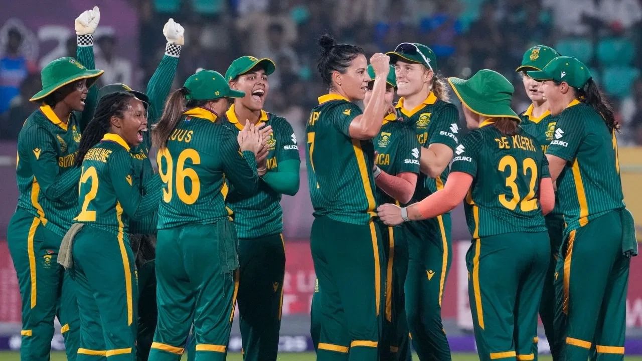 आयसीसी वनडे वुमन्स वर्ल्ड कप 2025 फायनलमध्ये टीम इंडिया विरुद्ध दक्षिण आफ्रिका आमनेसामने आहेत. मायदेशात स्पर्धा होत असल्याने भारताला वर्ल्ड कप जिंकण्याची संधी अधिक आहे. मात्र मैदानातील खेळावर कोण जिंकणार हे निश्चित होणार आहे. दक्षिण आफ्रिकेने भारताला वनडे वर्ल्ड कप स्पर्धेतील गेल्या 3 सामन्यांमध्ये पराभूत केलं आहे. त्यामुळे टीम इंडियासाठी हा महाअंतिम सामना आव्हानात्मक असणार आहे. या सामन्यात भारतासमोर दक्षिण आफ्रिकेच्या एका अनुभवी ऑलराउंडरला रोखण्याचं आव्हान आहे. (Photo Credit: PTI)
