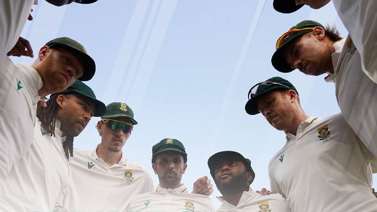 दक्षिण आफ्रिकेने भारताविरुद्ध कसोटी मालिका जिंकण्याची ही दुसरी वेळ आहे. दक्षिण आफ्रिकेने 2000 मध्ये भारतीय भूमीवर शेवटची कसोटी मालिका जिंकली होती. आता 25 वर्षानंतर पुन्हा इतिहास घडवला आहे.  (Photo- South Africa Twitter)