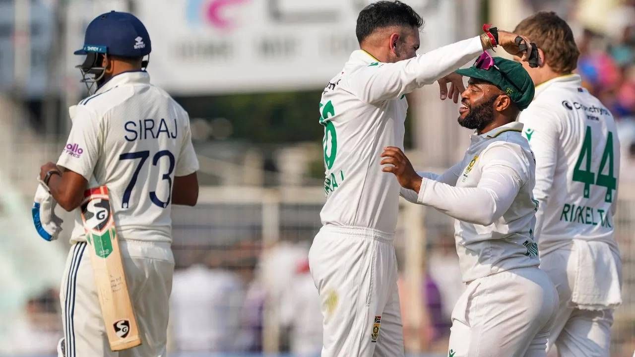 दक्षिण अफ्रिकेविरुद्धच्या पहिल्याच कसोटी सामन्यात भारताला पराभवाचं तोंड पाहावं लागलं. विजयासाठी दिलेल्या 124 धावा भारताला करता आल्या नाहीत. हा सामना भारताने 30 धावांनी गमावला. त्यामुळे मालिका वाचवण्यासाठी भारताला काहीही करून दुसरा कसोटी सामना जिंकणं भाग आहे.  (Photo: PTI)