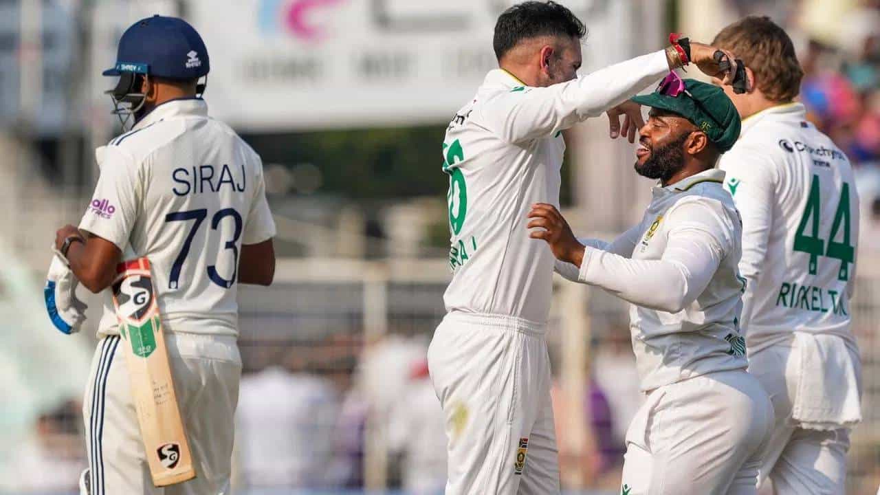 दक्षिण अफ्रिकेविरुद्धच्या पहिल्याच कसोटी सामन्यात भारताला पराभवाचं तोंड पाहावं लागलं. विजयासाठी दिलेल्या 124 धावा भारताला करता आल्या नाहीत. हा सामना भारताने 30 धावांनी गमावला. त्यामुळे मालिका वाचवण्यासाठी भारताला काहीही करून दुसरा कसोटी सामना जिंकणं भाग आहे. (Photo: PTI)