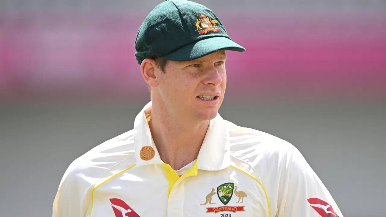 एशेज कसोटी मालिकेत स्टीव्ह स्मिथला एक मोठा टप्पा गाठण्याची संधी आहे. यासाठी फक्त 14 चौकारांची गरज आहे. दोन डावात त्याला ही संधी आहे. एशेस कसोटी मालिकेत सर्वाधिक चौकार मारण्याचा यादीत दुसऱ्या स्थानावर आहे. पण एक मैलाचा दगड गाठू शकतो. (फोटो- Stu Forster/Getty Images)